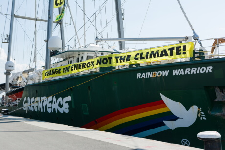 Greenpeace Rainbow Warrior-01